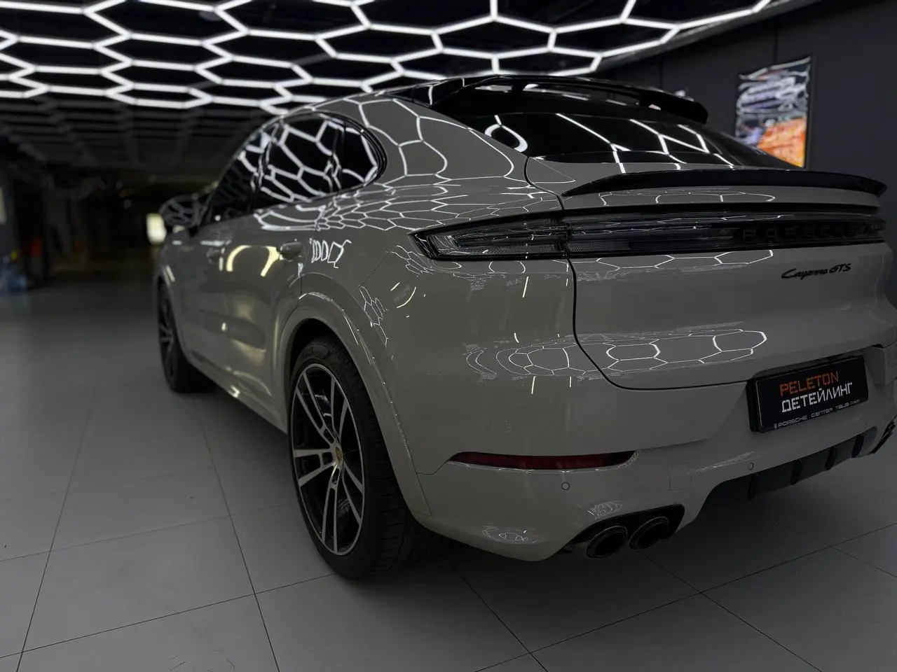 Оклейка Porsche Cayenne GTS в полиуретановую пленку 230 мкм: максимальная защита для максимального автомобиля